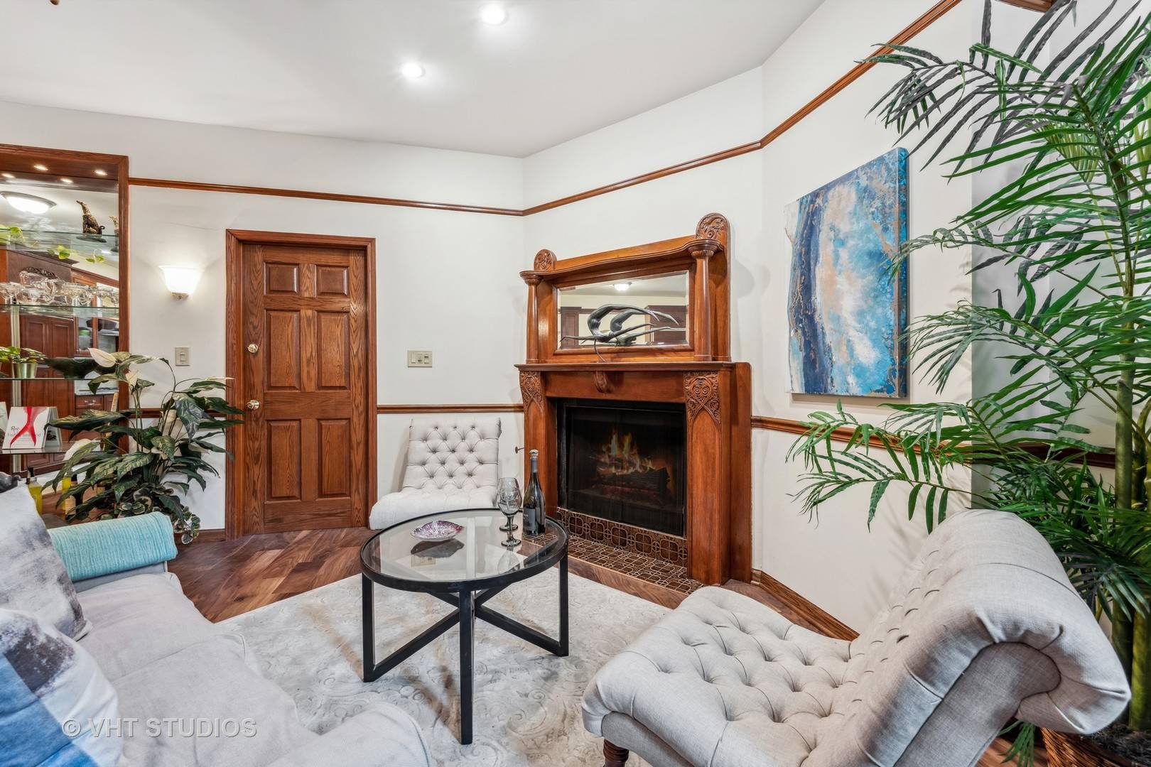 Chicago, IL 60610,818 N Dearborn ST #1R