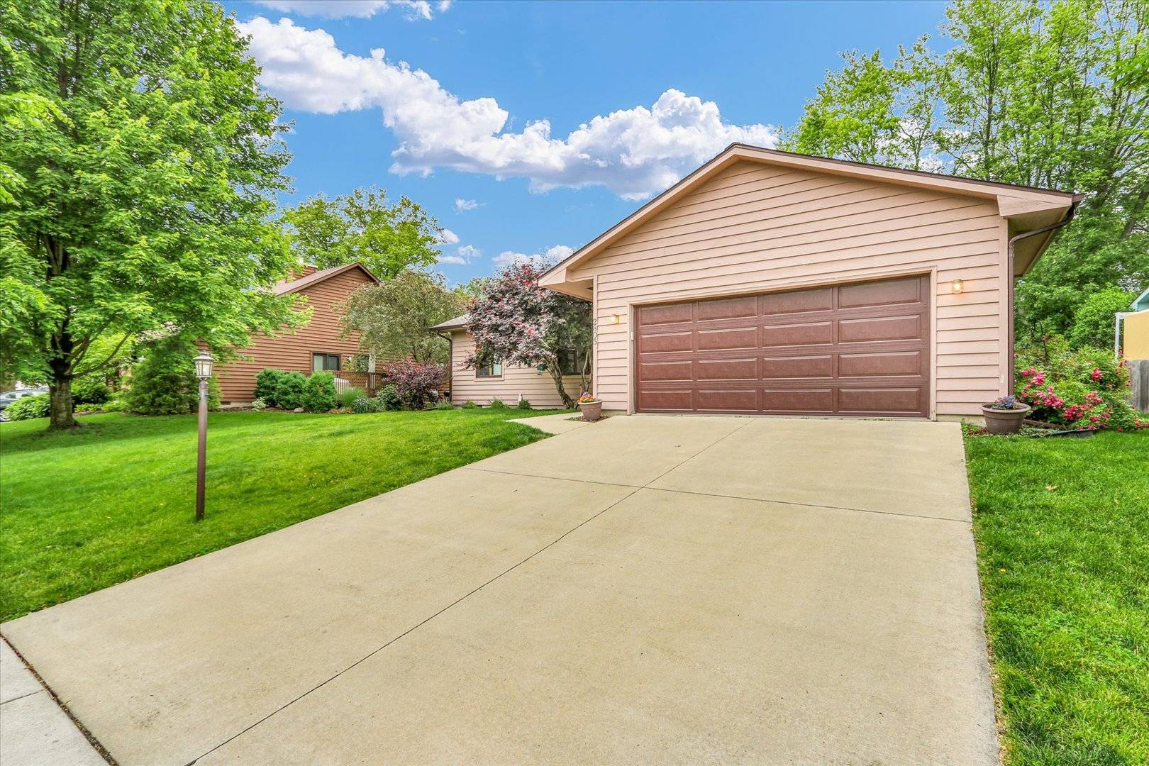 Urbana, IL 61802,2805 Susan Stone DR