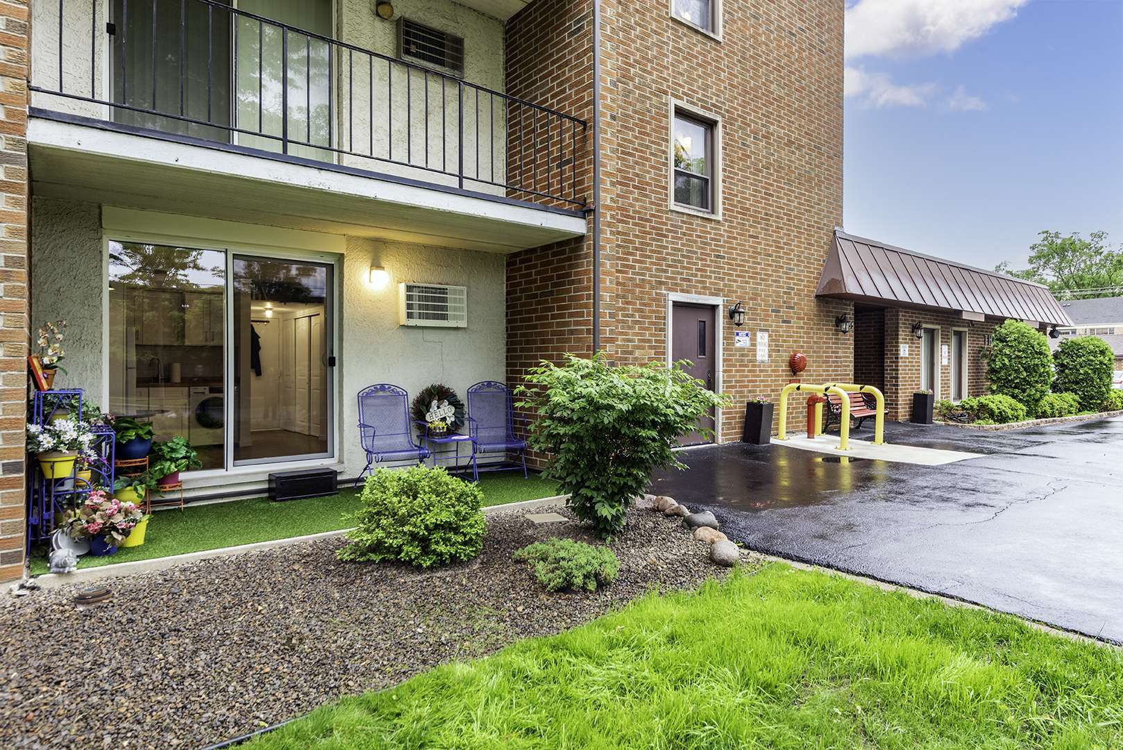 Elmhurst, IL 60126,255 S West AVE #101