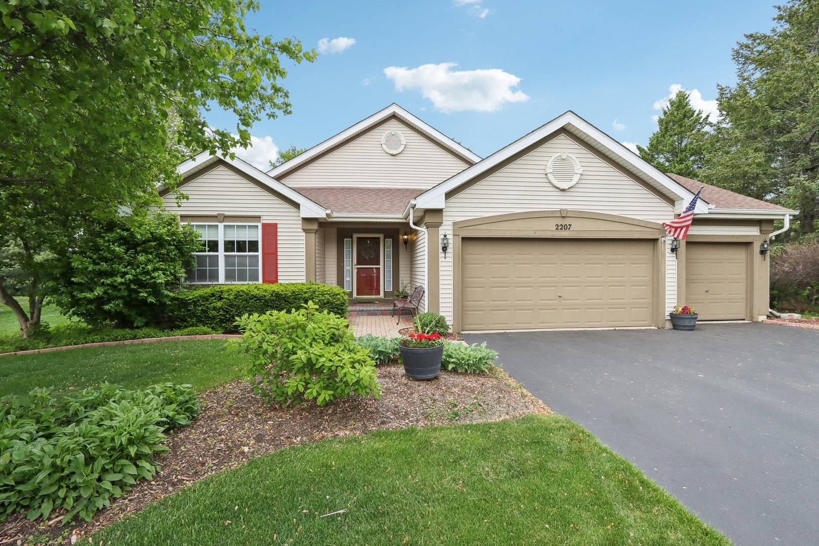 Mchenry, IL 60050,2207 Olde Mill LN