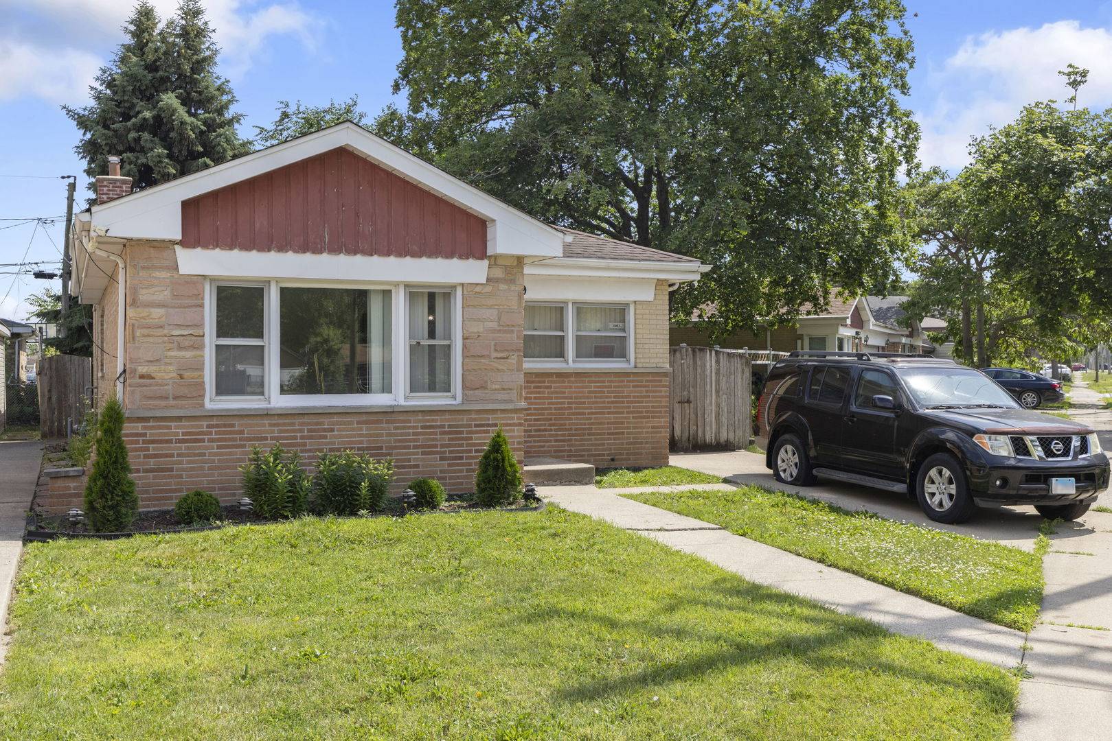Lyons, IL 60534,8639 Plainfield RD