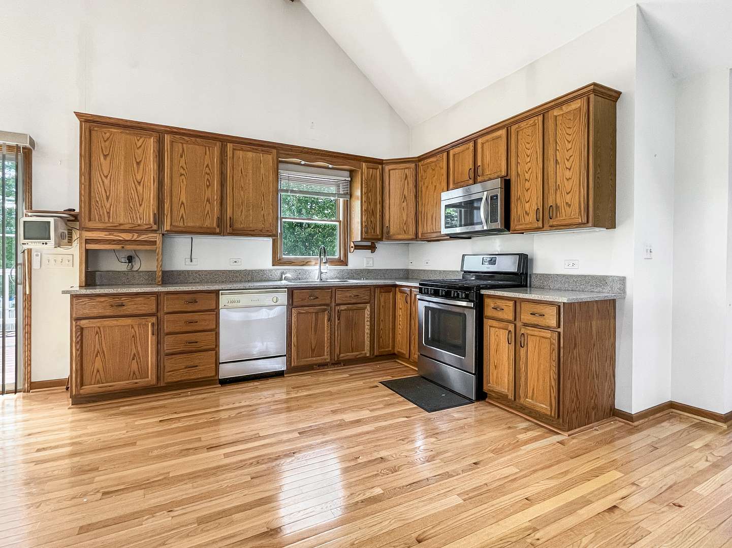Lindenhurst, IL 60046,1905 E Grand AVE