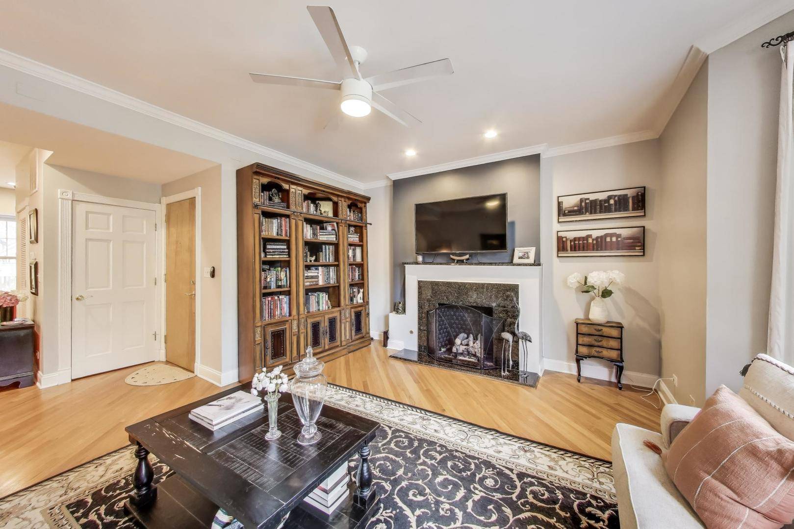 Chicago, IL 60615,5325 S Harper AVE #2