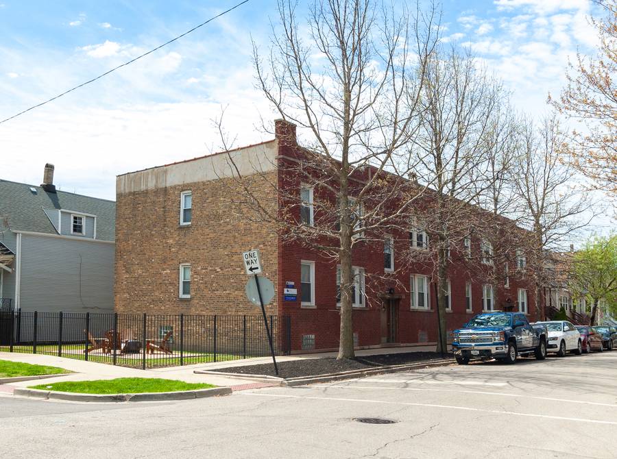 Chicago, IL 60618,2643 W George ST #2