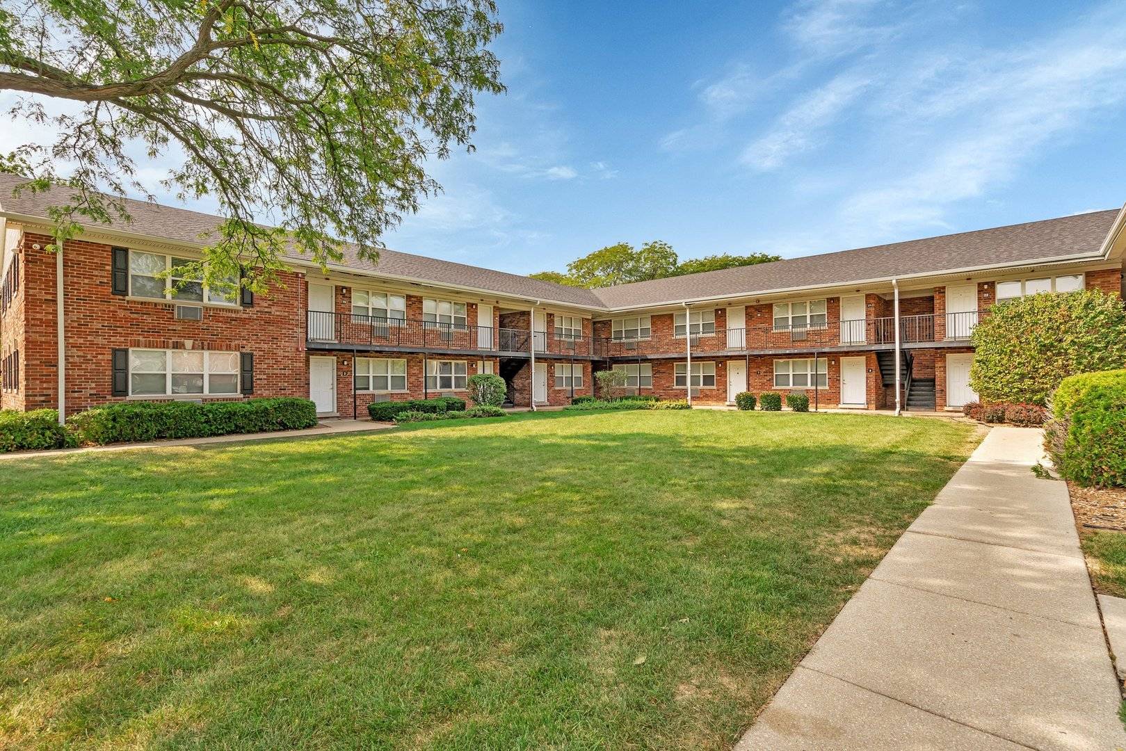 Glen Ellyn, IL 60137,33 Briar ST #26
