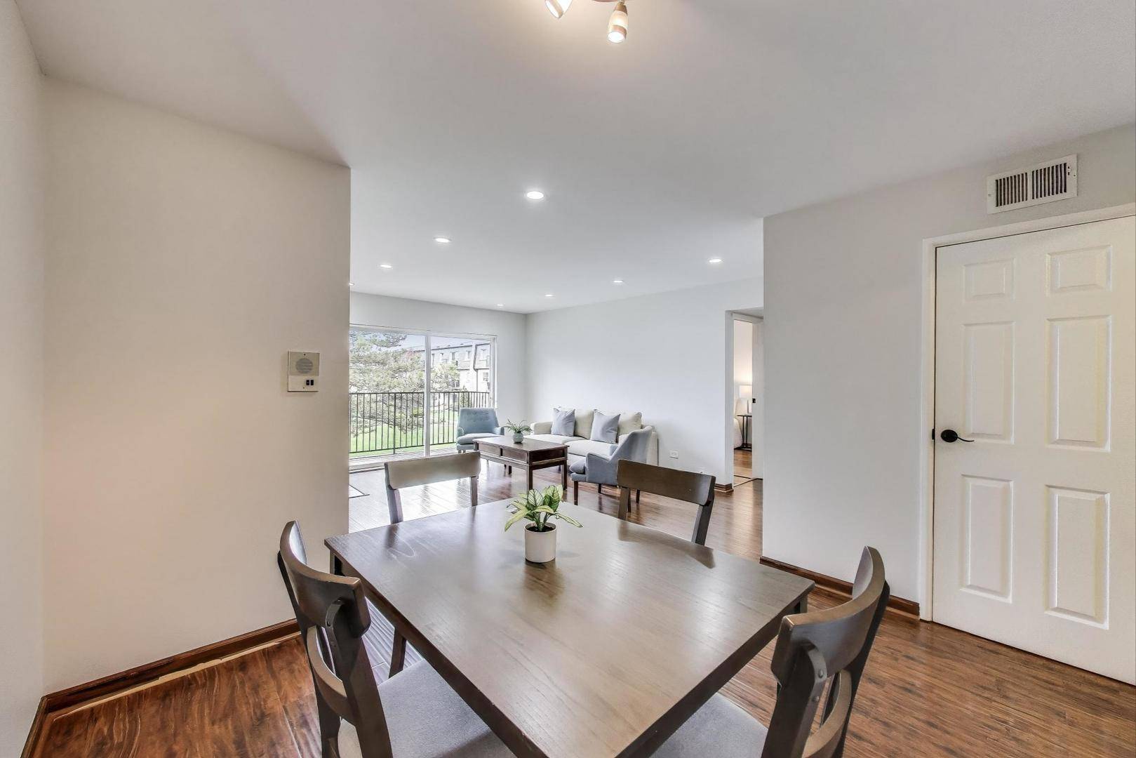 Des Plaines, IL 60016,9440 Bay Colony DR #2E