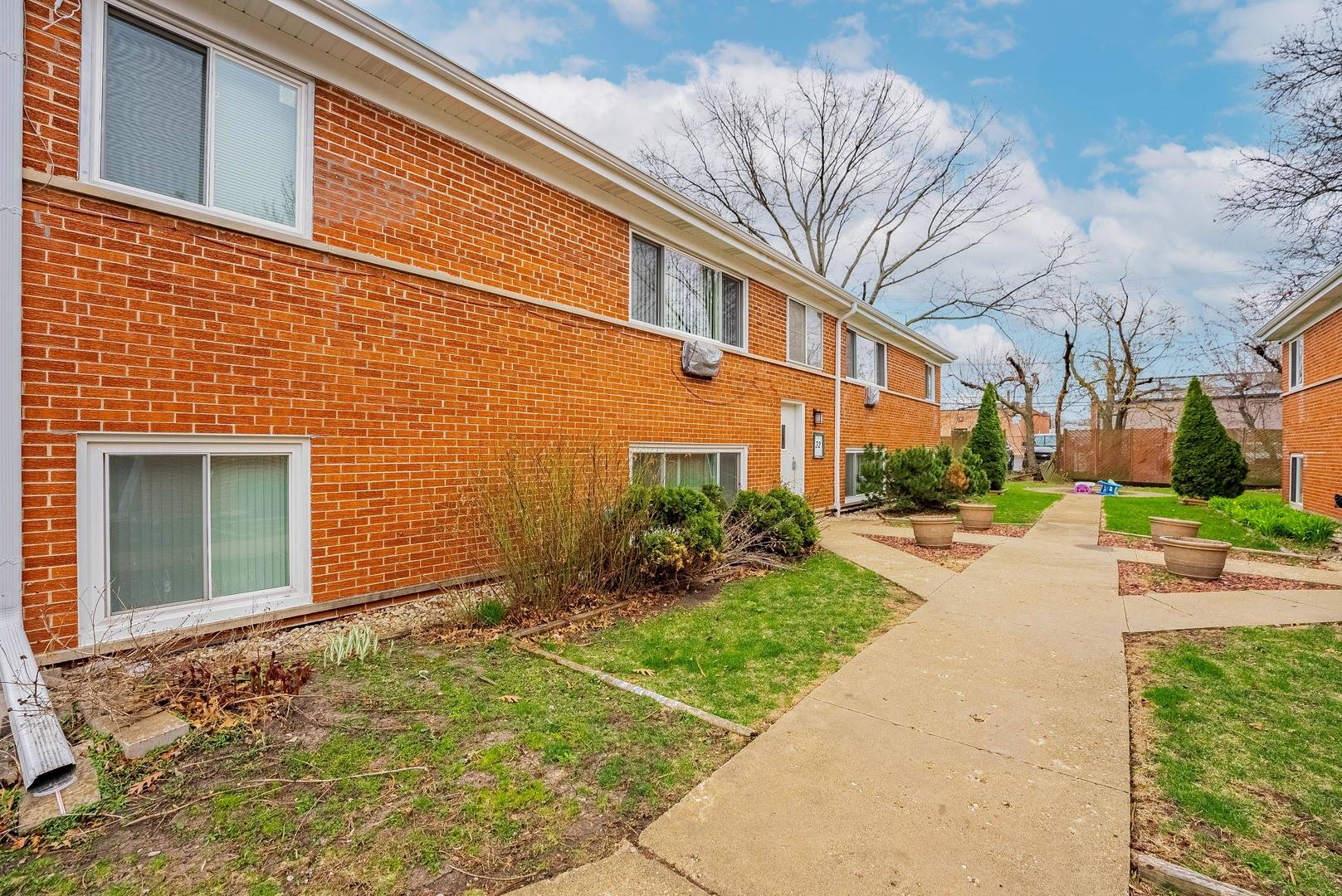 Glen Ellyn, IL 60137,32 N Main ST #GS