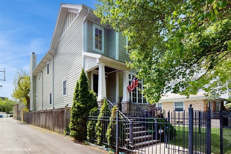 Chicago, IL 60618,2215 W Barry AVE