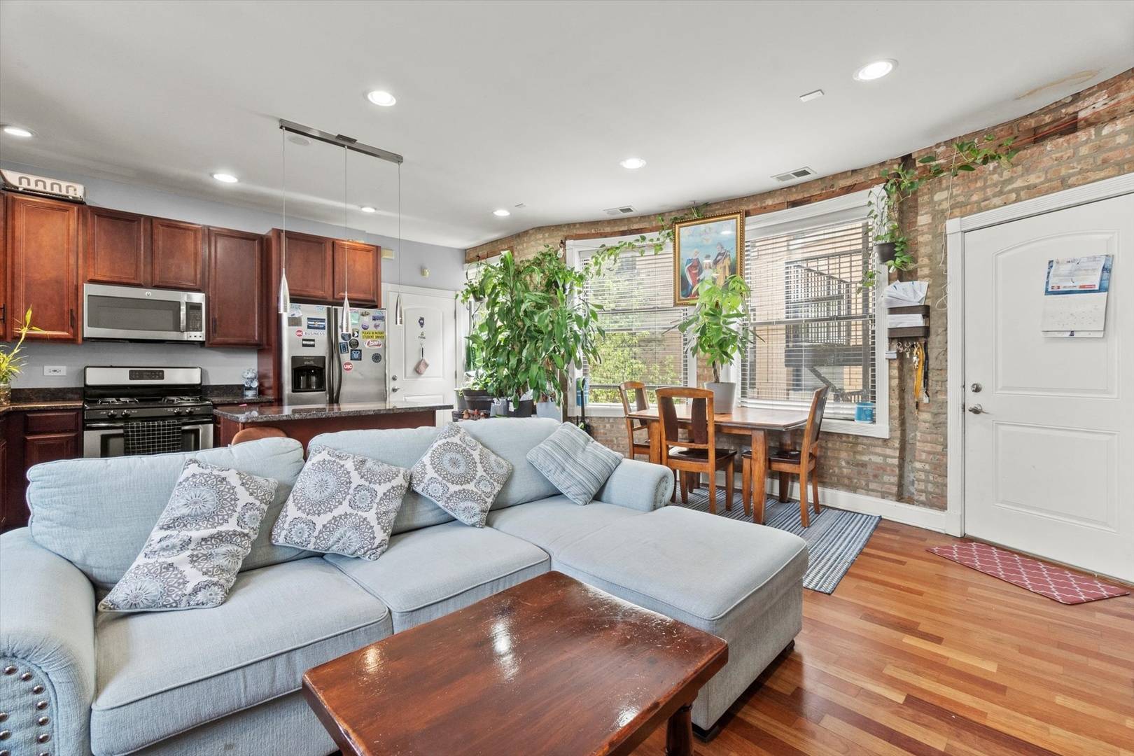 Chicago, IL 60645,6414 N Hoyne AVE #3W