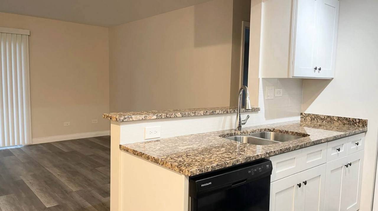 Crystal Lake, IL 60014,633 VIRGINIA RD #116