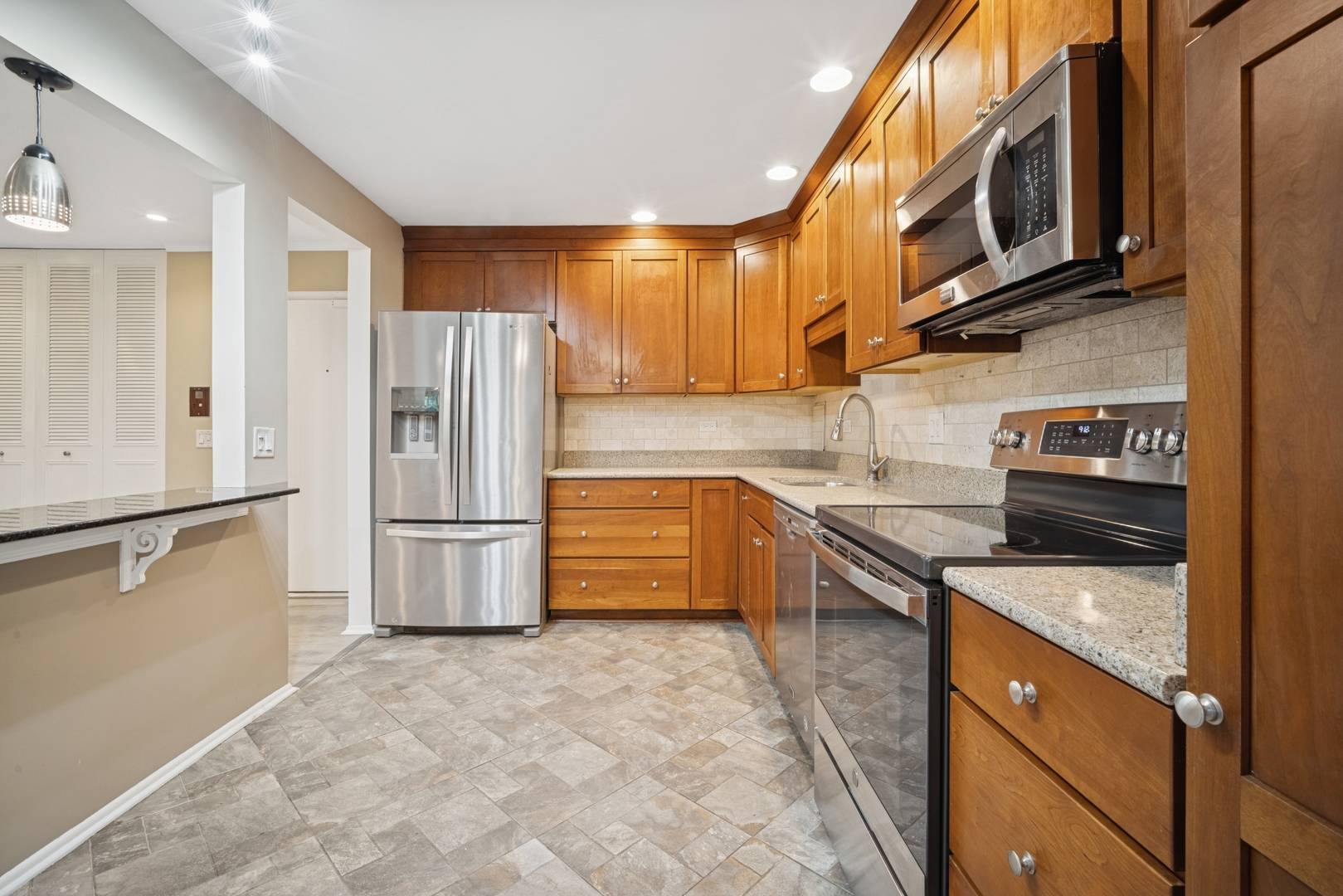 Arlington Heights, IL 60004,2443 E Brandenberry CT #1B