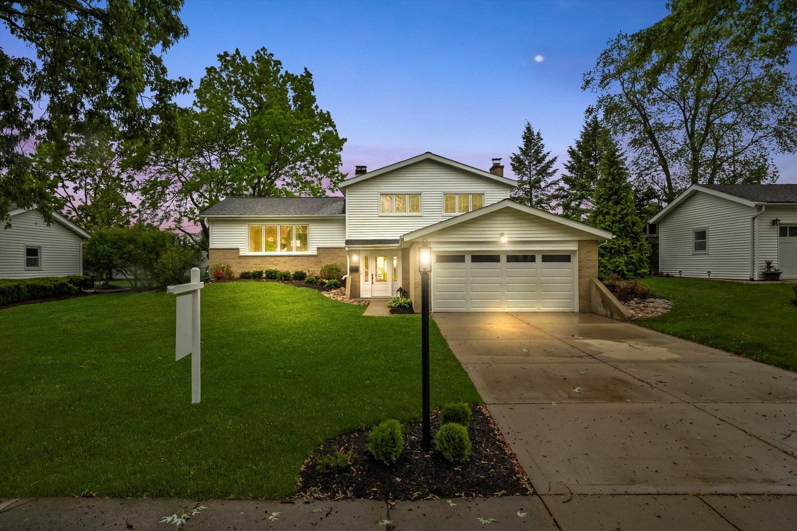 Darien, IL 60561,921 Cherokee DR