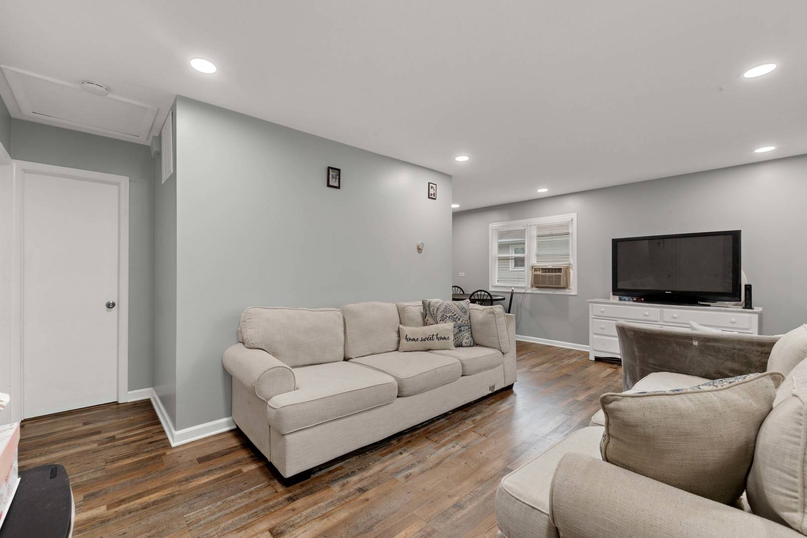 Round Lake Beach, IL 60073,1013 Oakwood DR