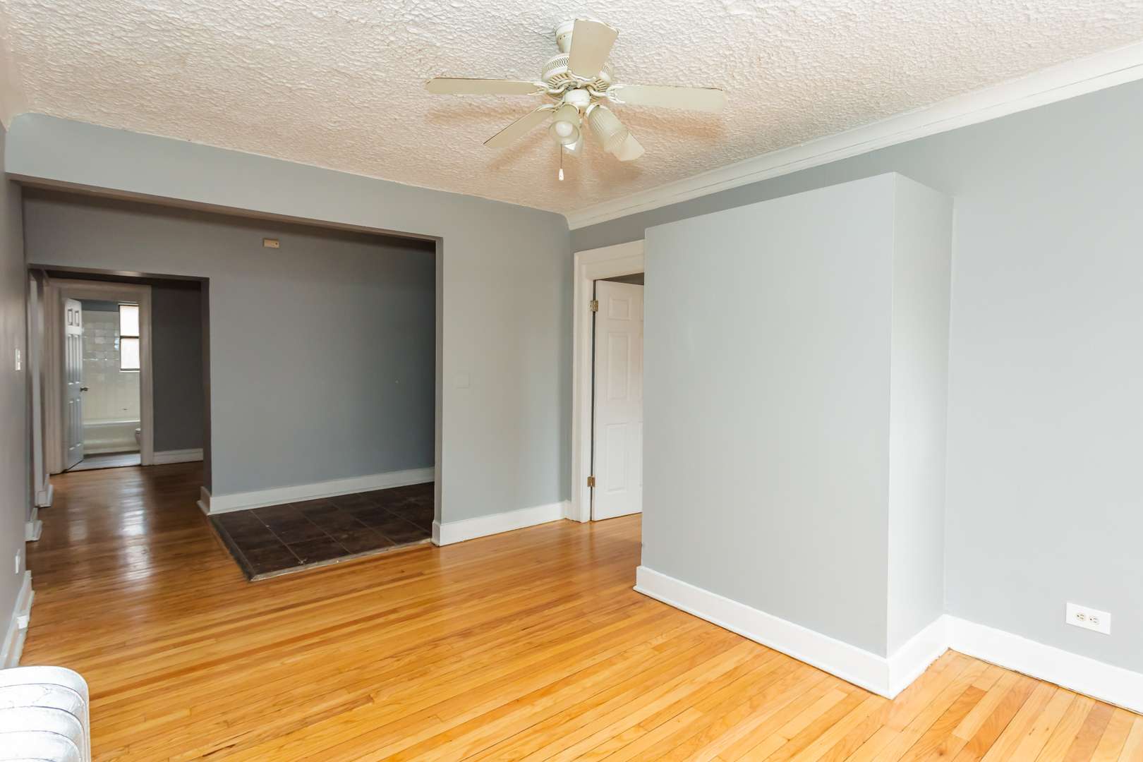 Chicago, IL 60649,6959 S Paxton AVE #3A