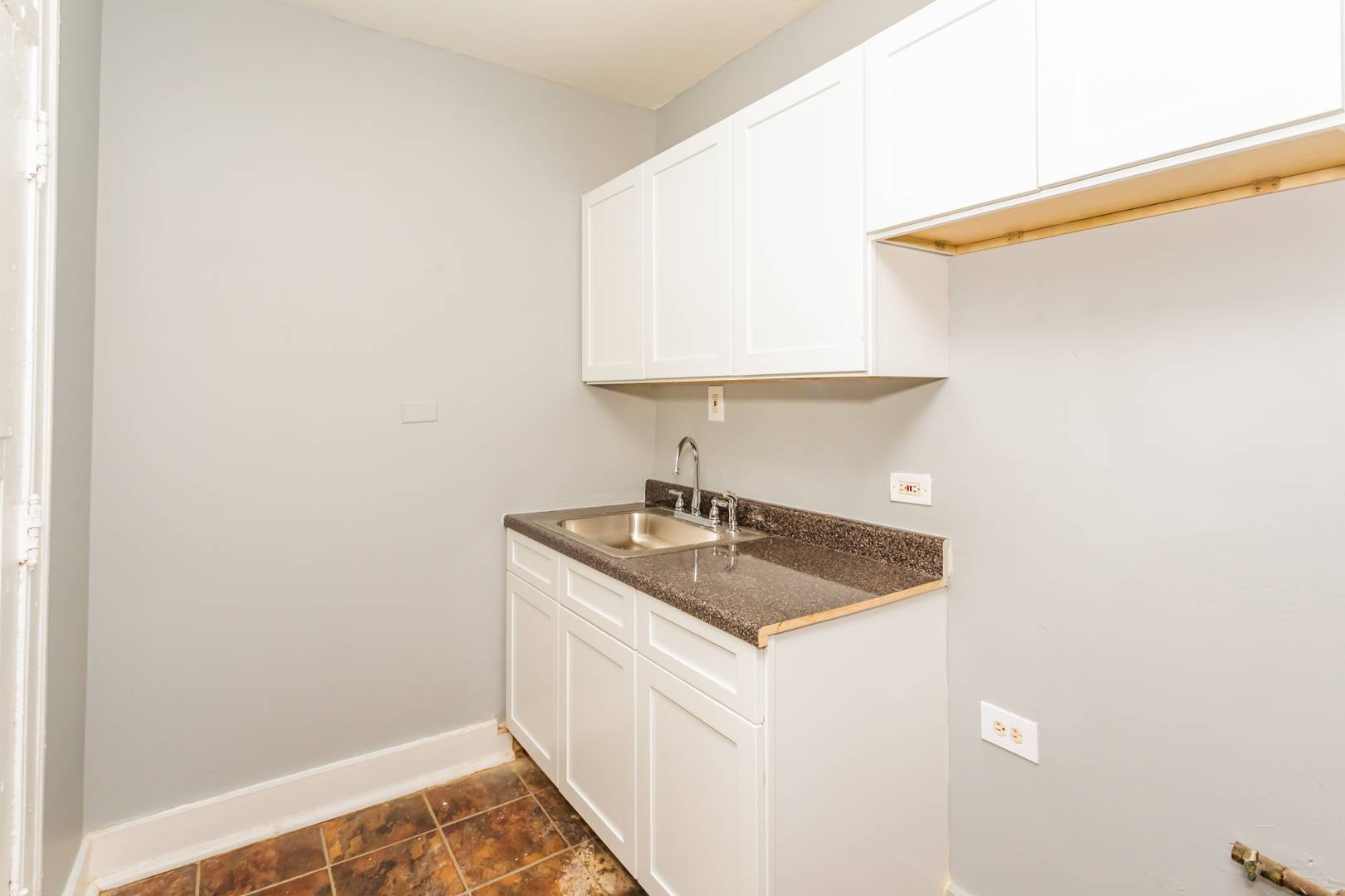 Chicago, IL 60649,6959 S Paxton AVE #2A