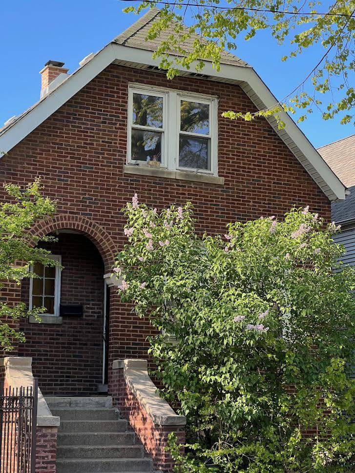 Chicago, IL 60618,2062 W Belle Plaine AVE