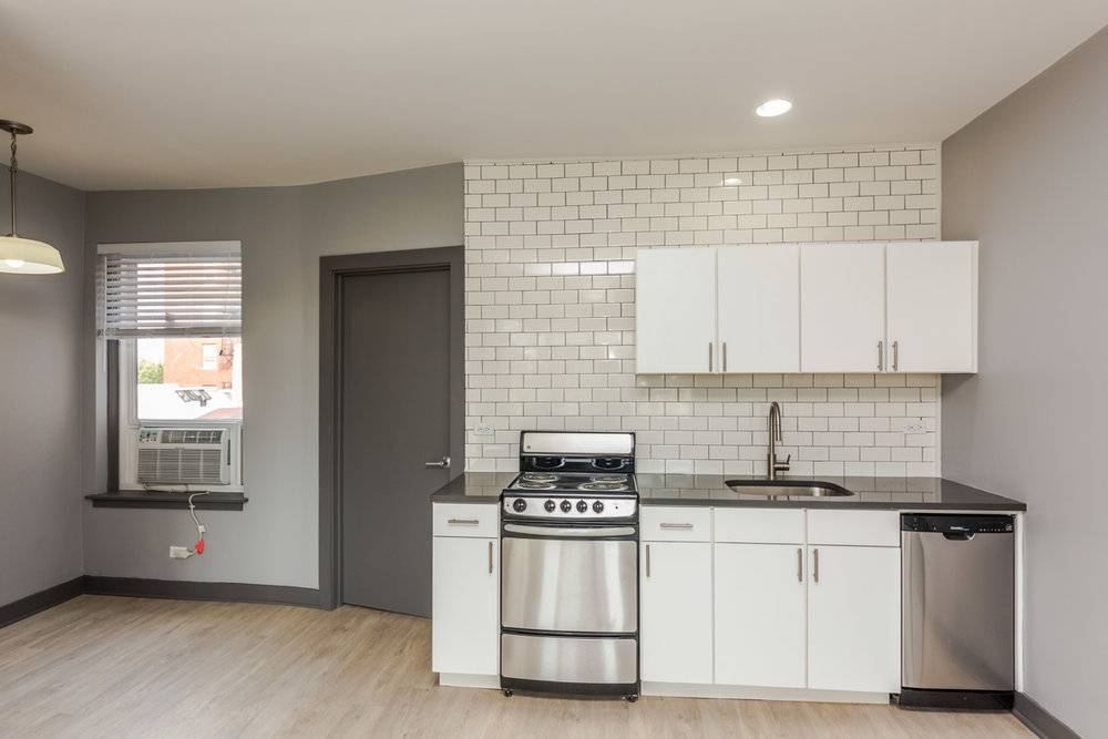 Chicago, IL 60613,944 W Montrose AVE #202