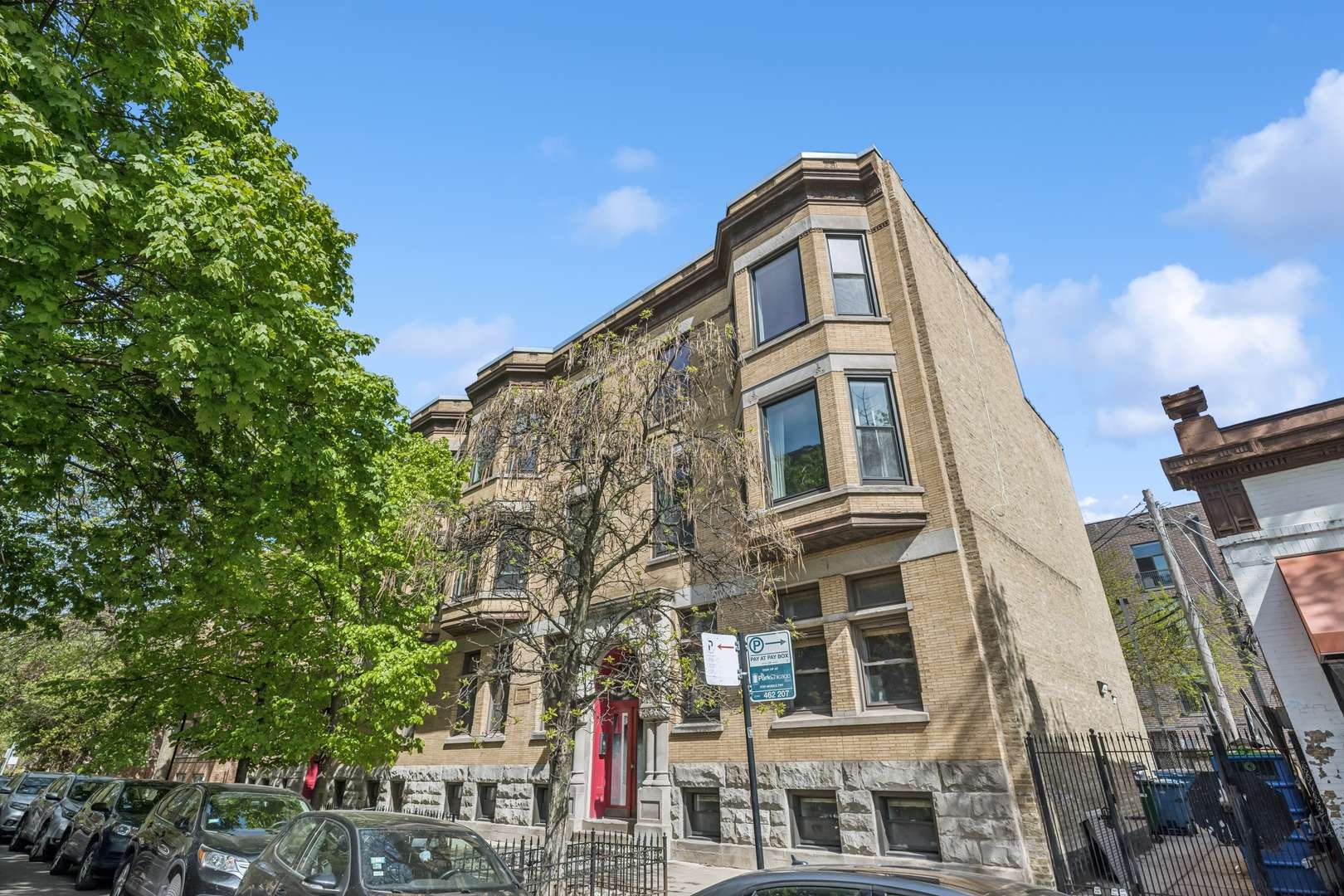 Chicago, IL 60657,612 W BARRY AVE #3
