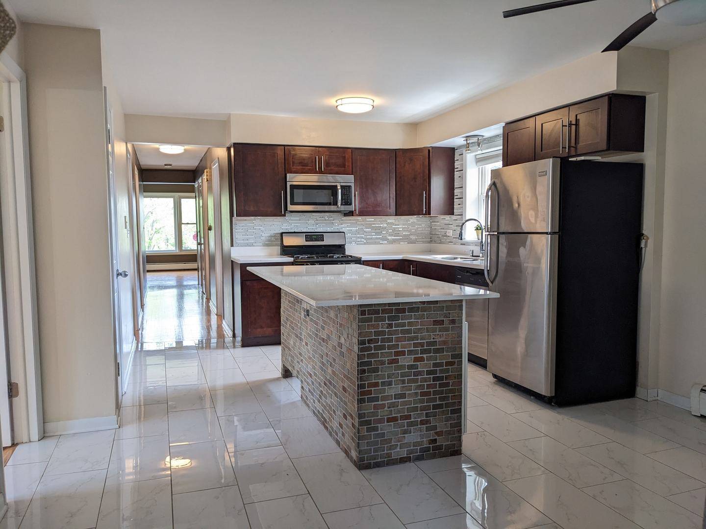 Clarendon Hills, IL 60514,16W631 56th ST #2