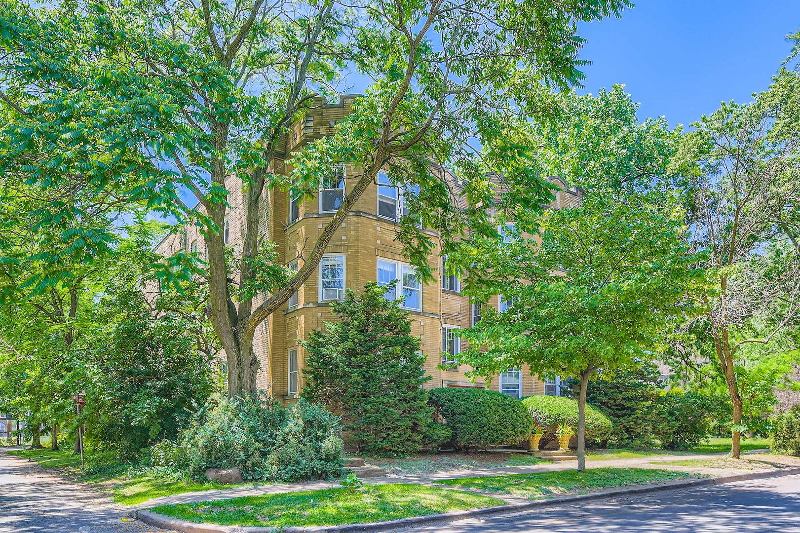 Chicago, IL 60660,1511 W Thorndale AVE #2E