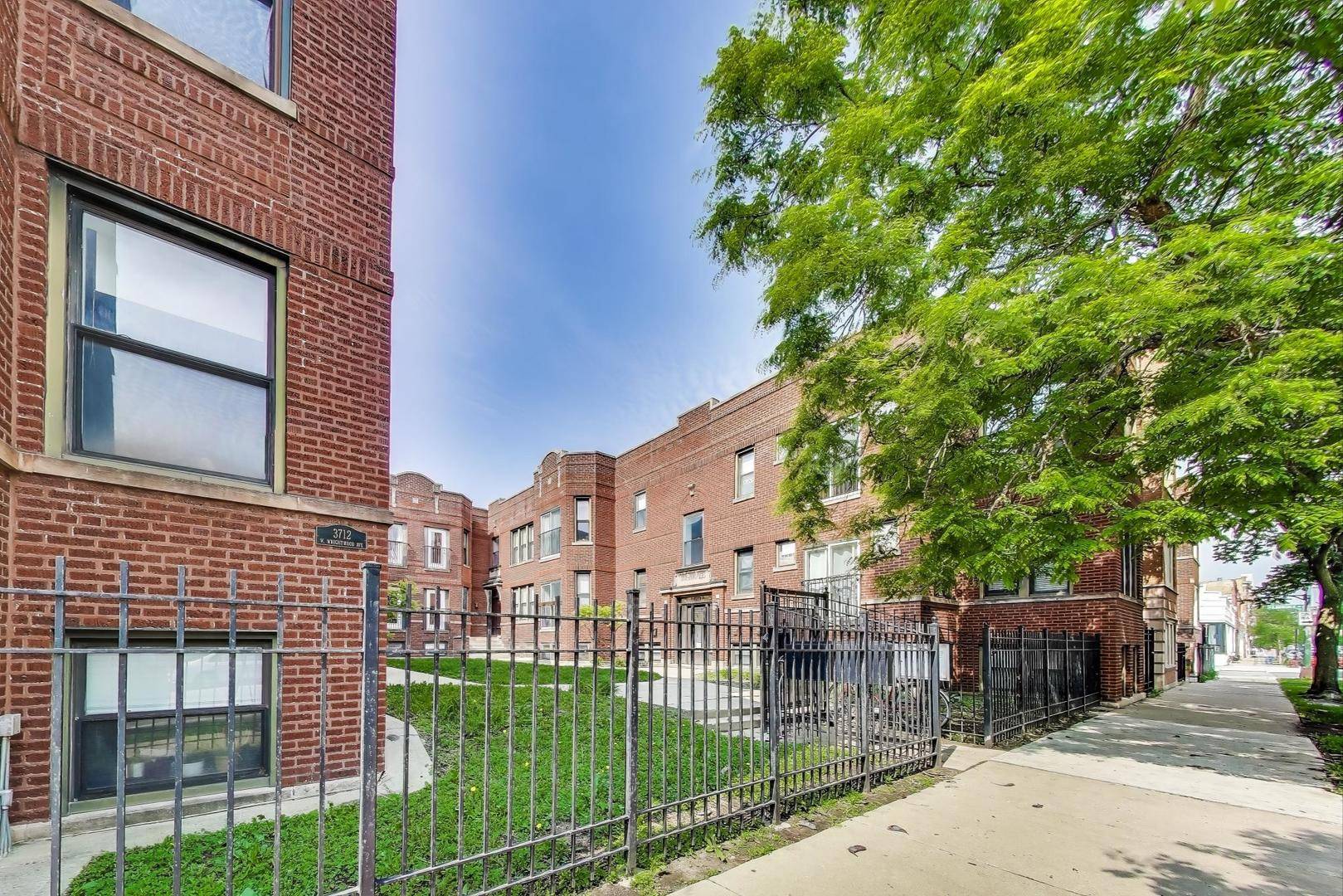 Chicago, IL 60647,3706 W Wrightwood AVE #3A