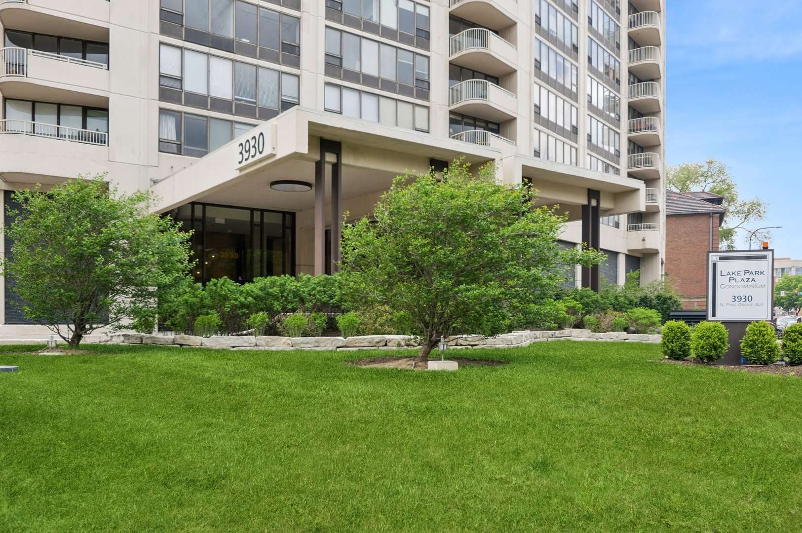 Chicago, IL 60613,3930 N PINE GROVE AVE #2616