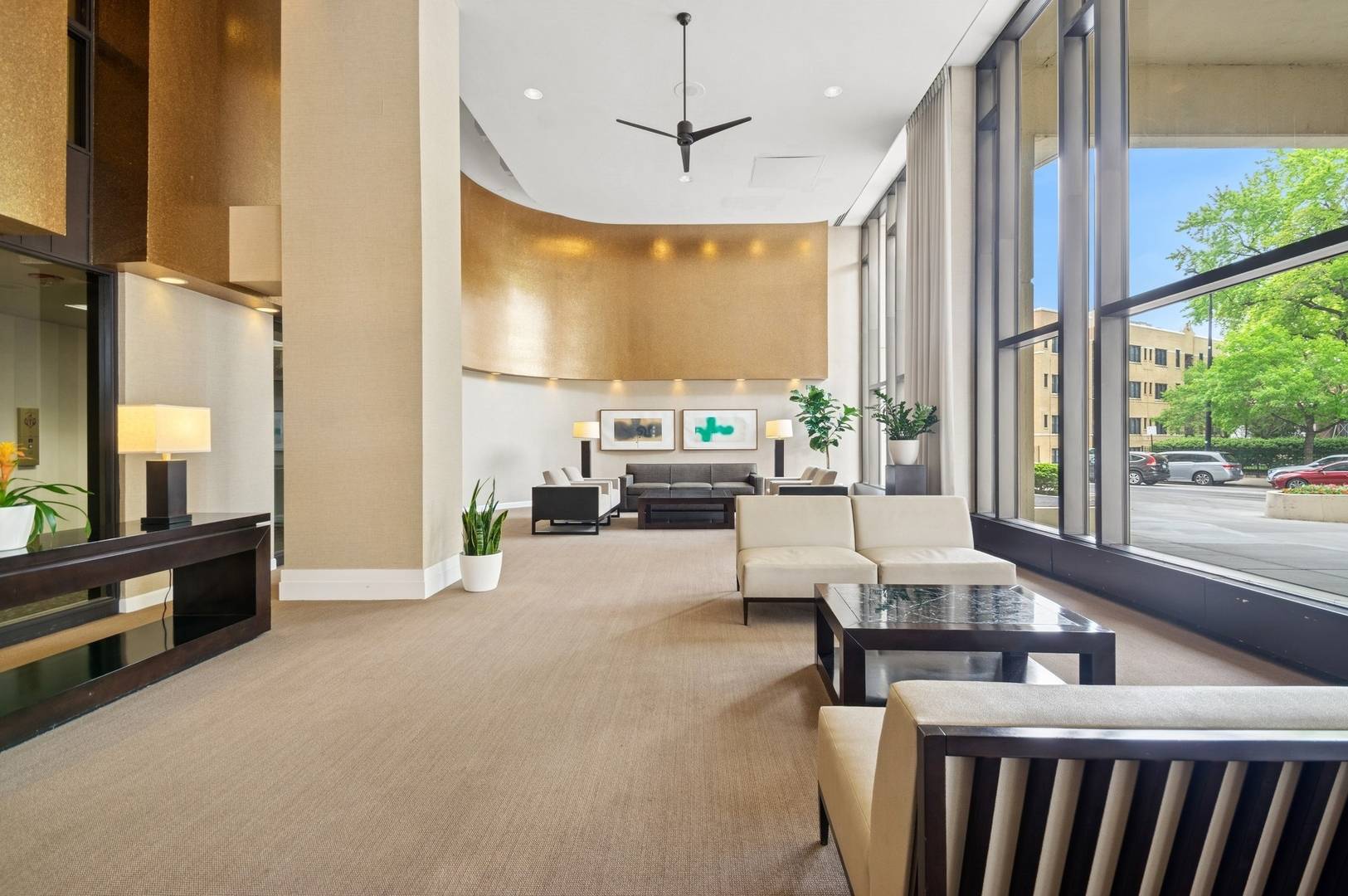 Chicago, IL 60613,3930 N PINE GROVE AVE #2616
