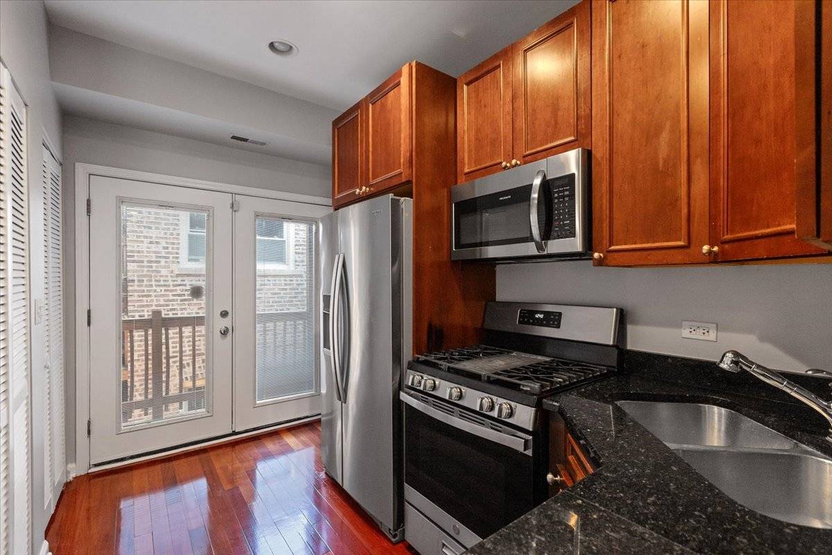 Chicago, IL 60626,1360 W Greenleaf AVE #3S