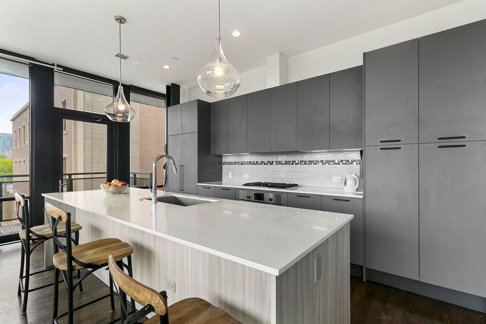 Oak Park, IL 60302,147 N Euclid AVE #401