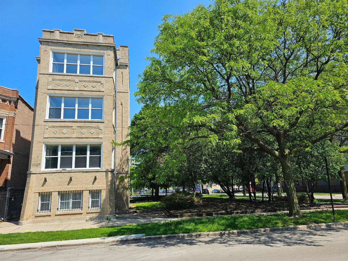 Chicago, IL 60622,1107 N Sacramento AVE