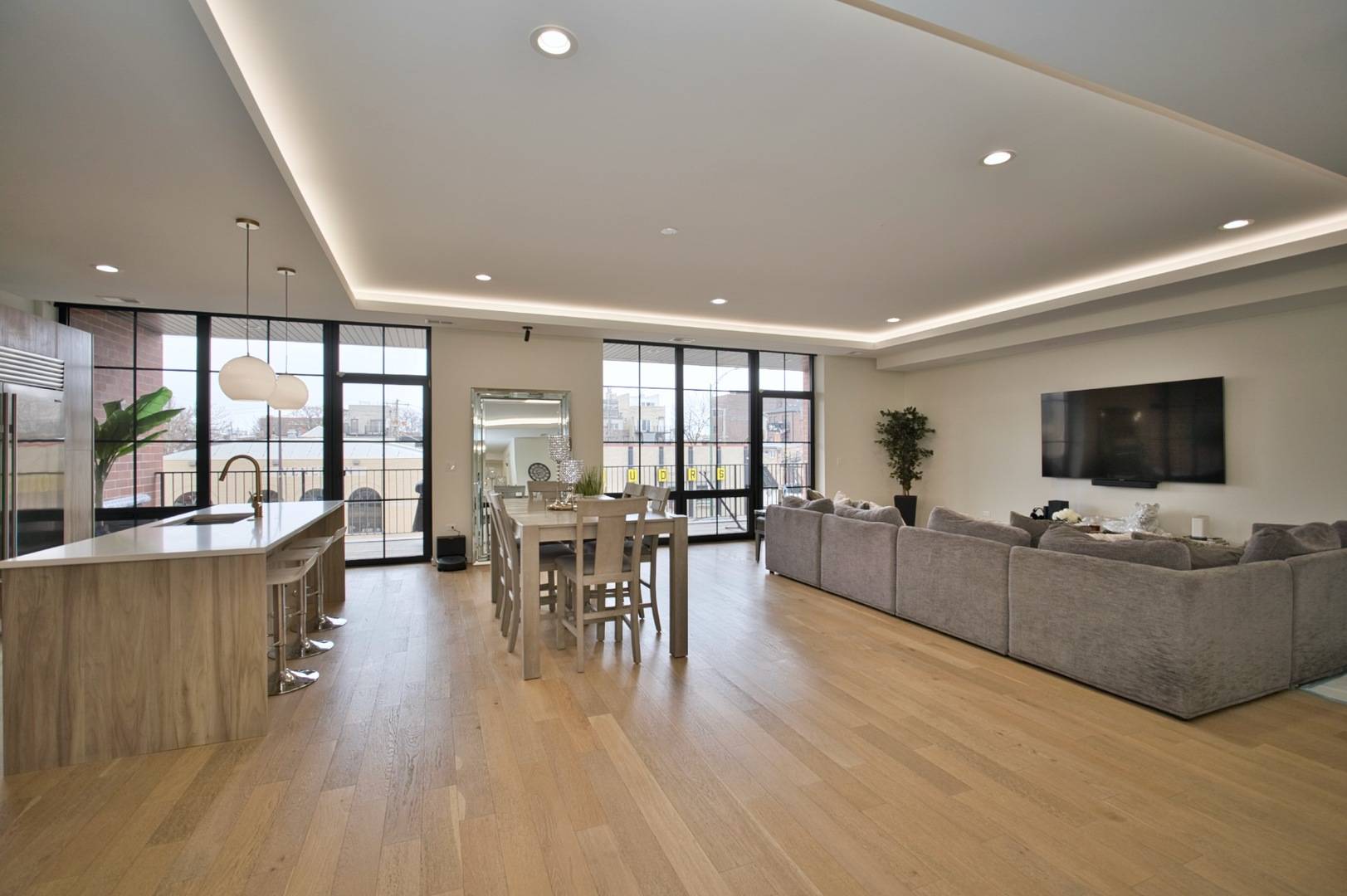 Chicago, IL 60612,522 N Western AVE #201