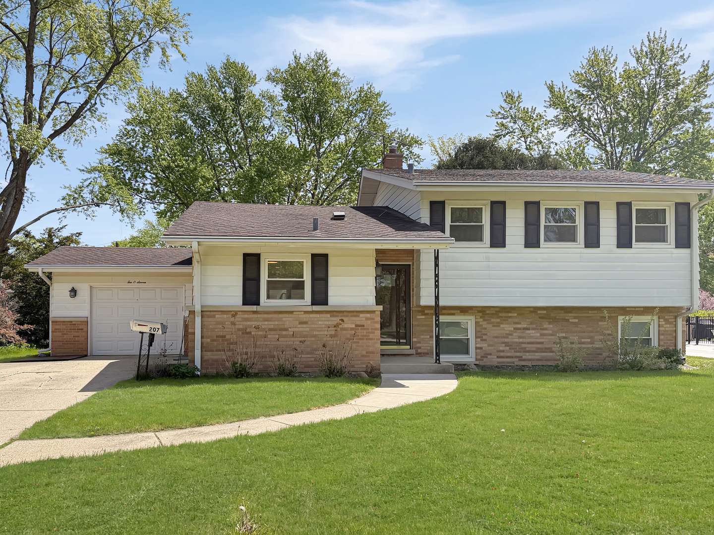 Arlington Heights, IL 60005,207 S Illinois DR