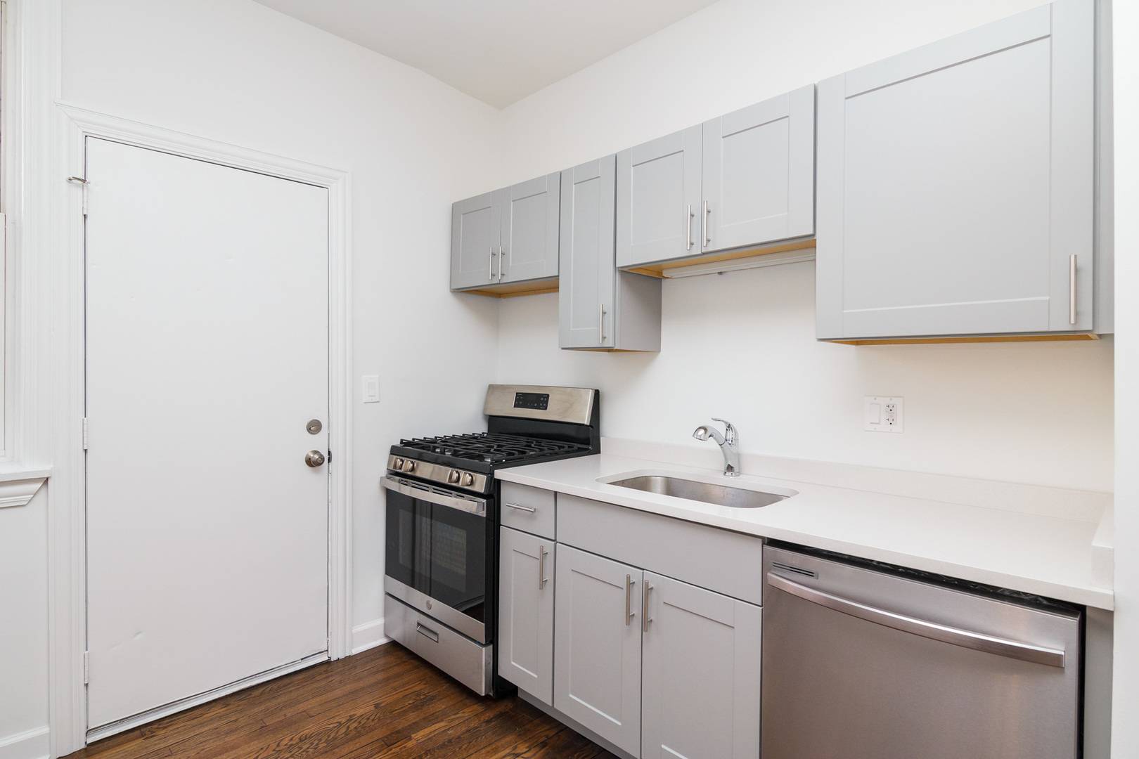 Chicago, IL 60626,6589 N Lakewood AVE #2