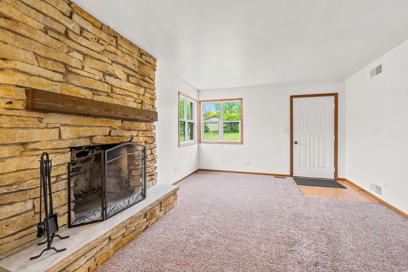 Woodstock, IL 60098,914 Pleasant ST
