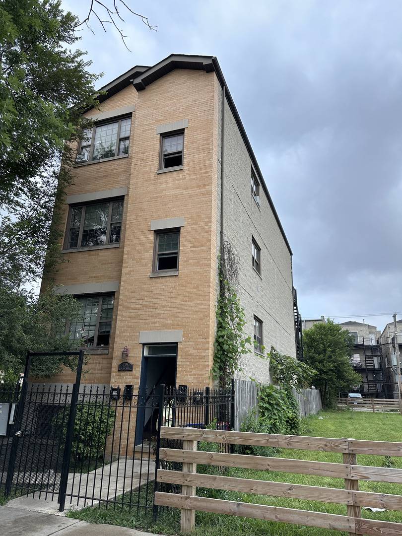 Chicago, IL 60624,4206 W Van Buren ST