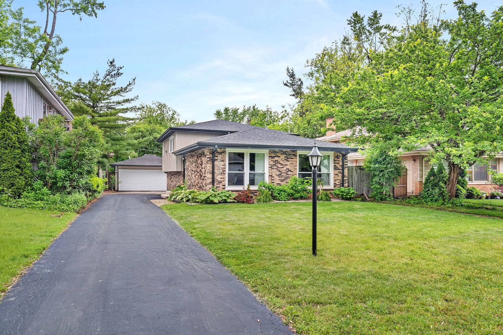 Homewood, IL 60430,2533 Hickory RD