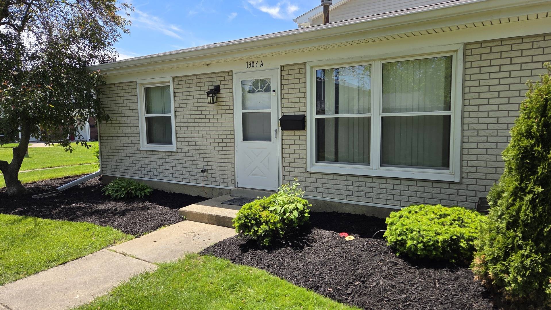 Hanover Park, IL 60133,1303 Kingsbury DR #A