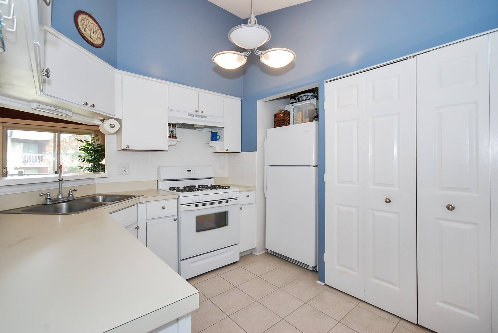 Glen Ellyn, IL 60137,385 SANDHURST CIR #3