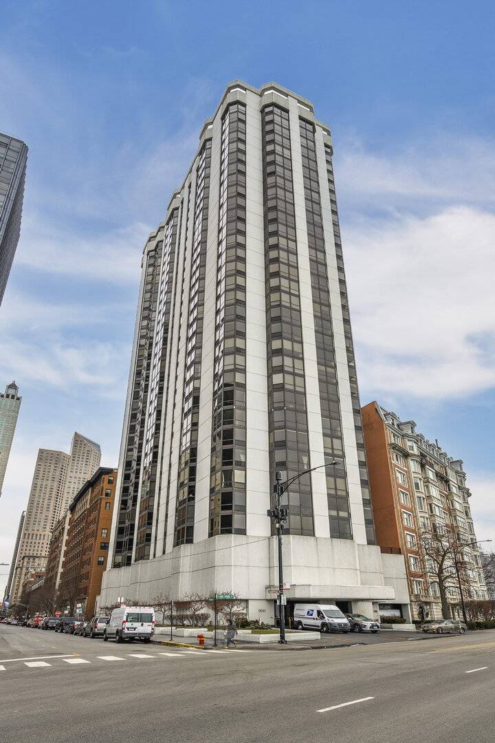Chicago, IL 60611,990 N Lake Shore DR #33E