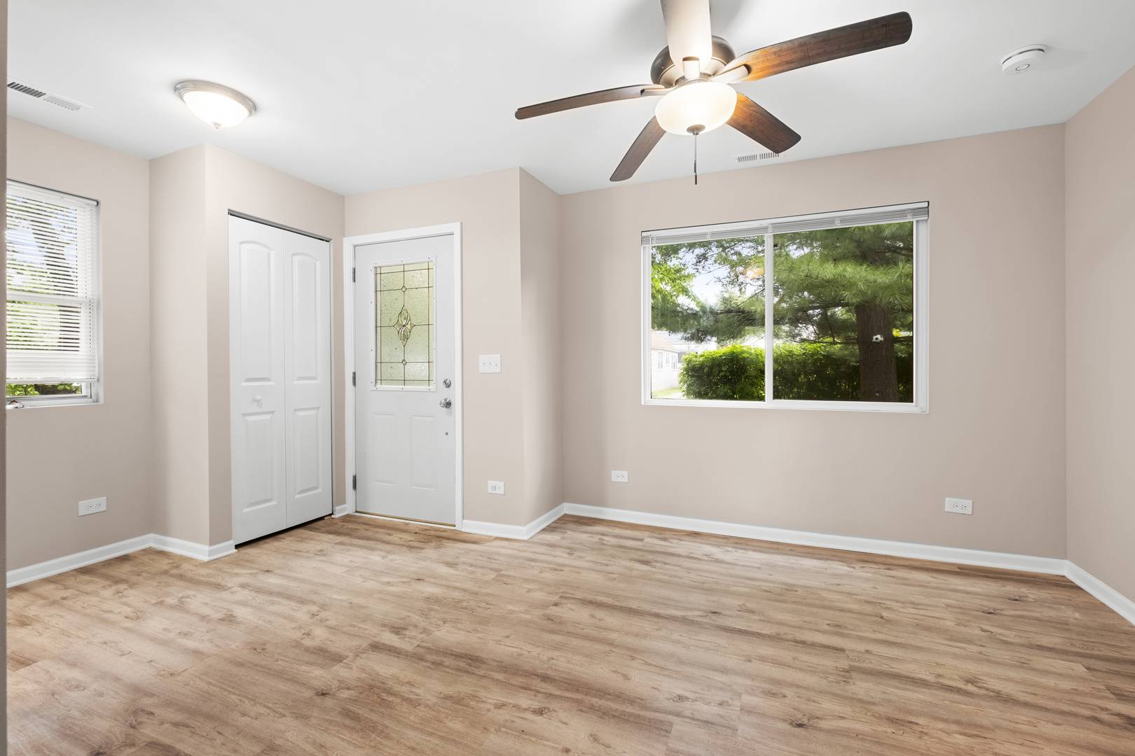 Round Lake Park, IL 60073,318 Kenwood DR