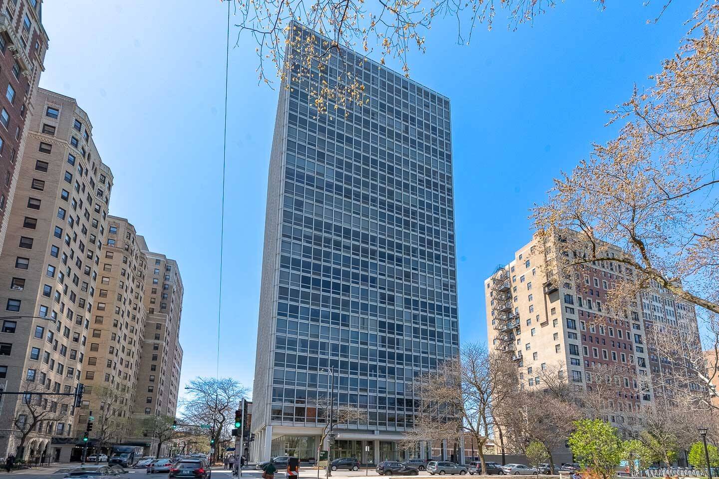 Chicago, IL 60614,2400 N Lakeview AVE #1706