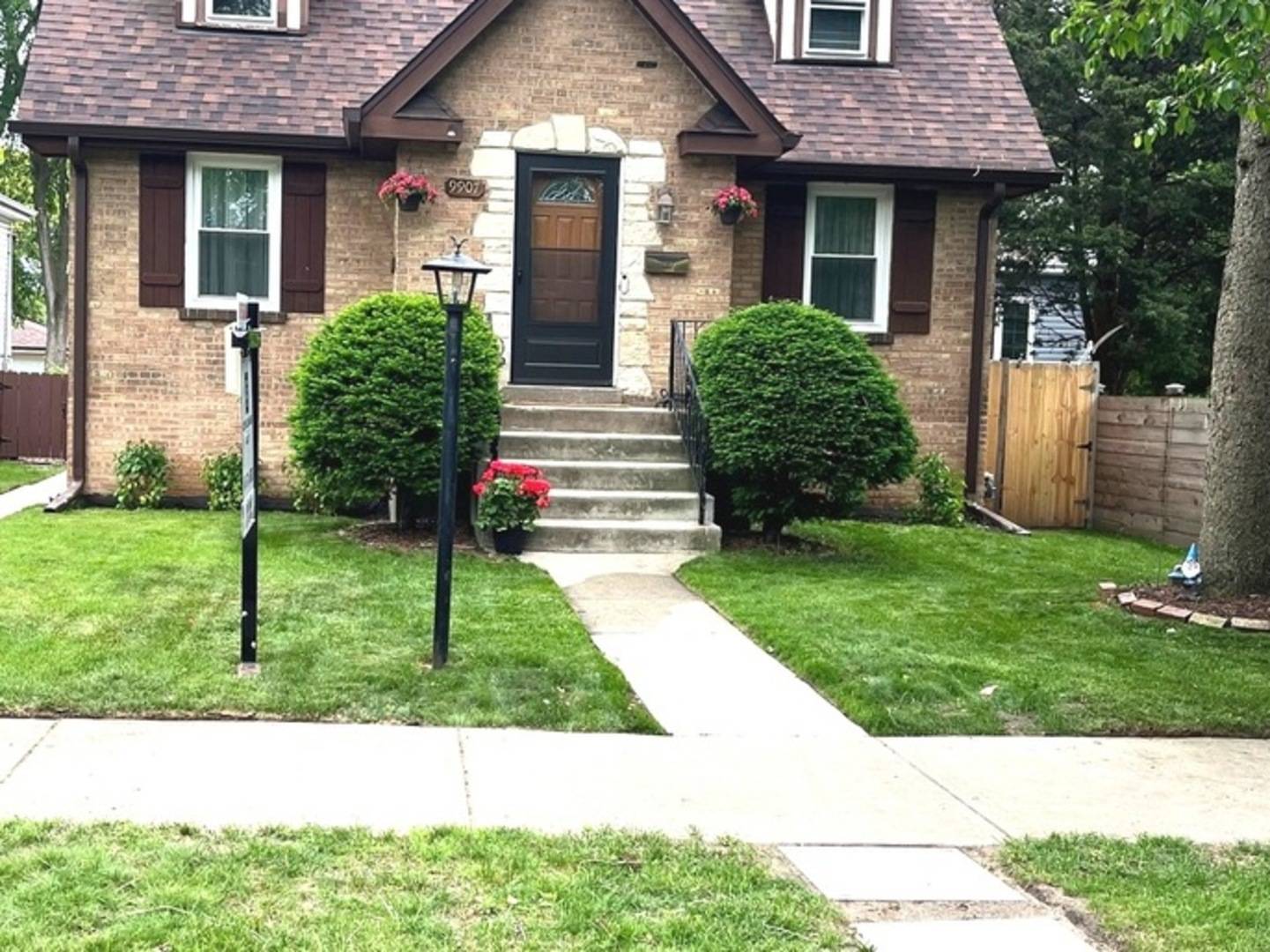 Skokie, IL 60076,9907 Kedvale AVE