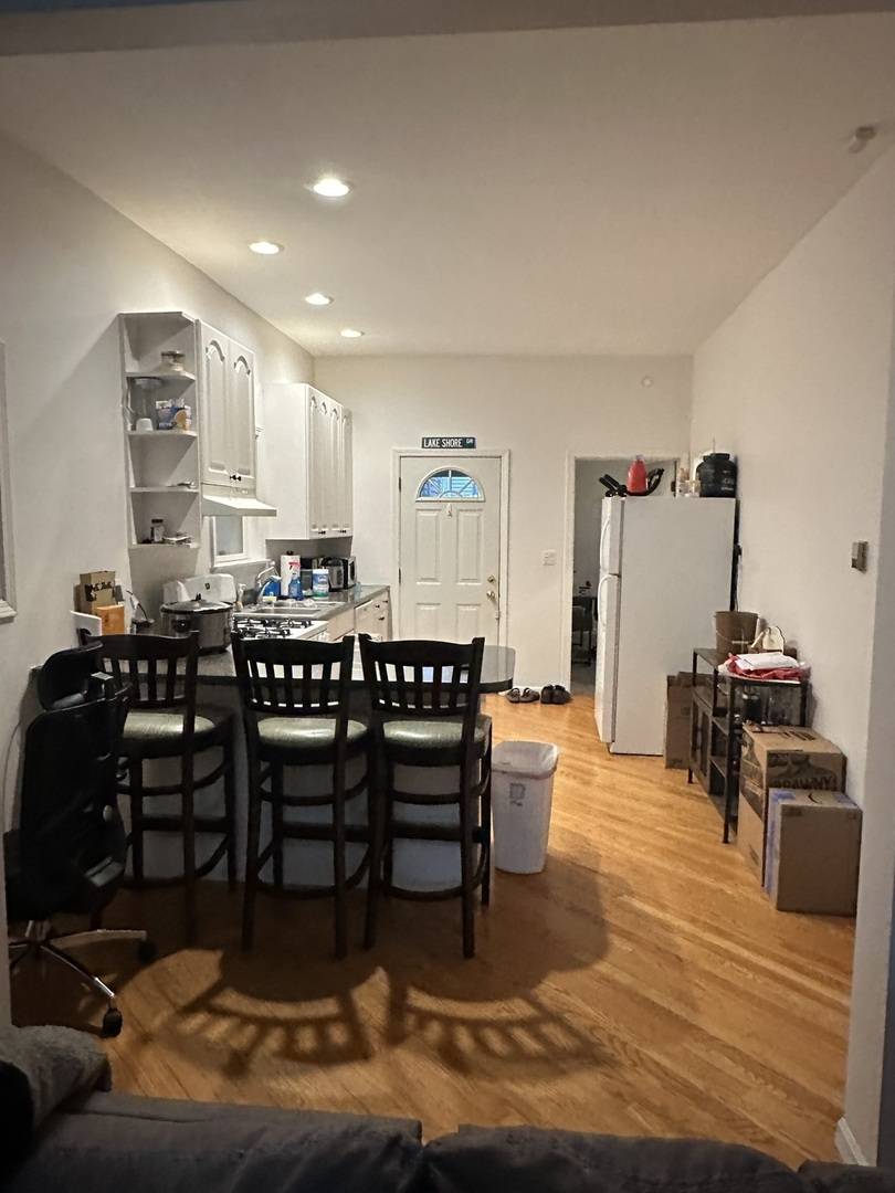 Chicago, IL 60657,1727 W Roscoe ST