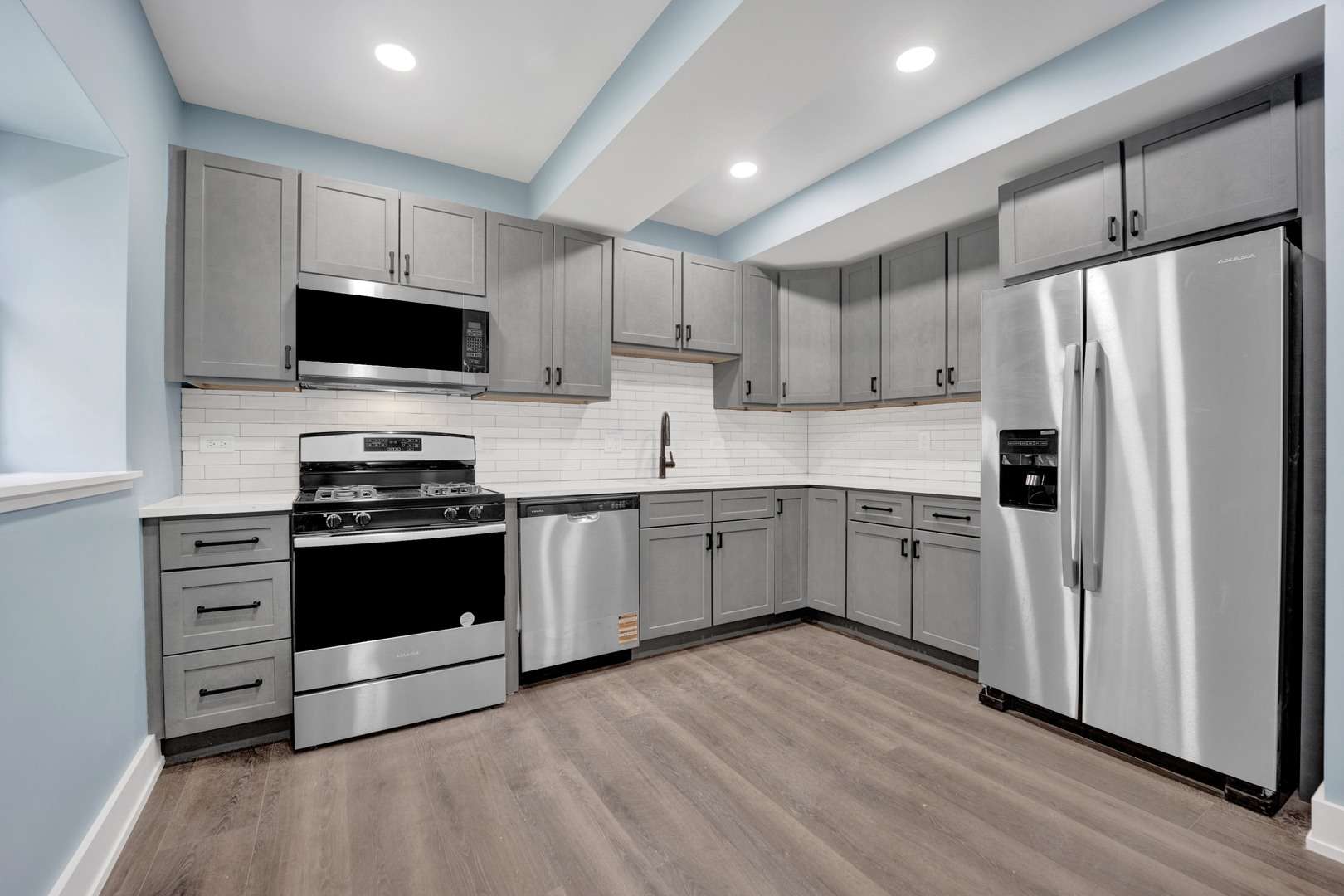 Chicago, IL 60613,849 W Belle Plaine AVE #G