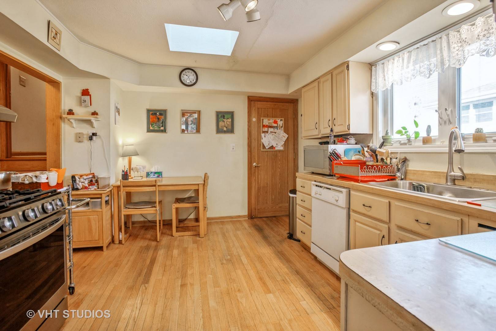 Addison, IL 60101,608 N Craig PL