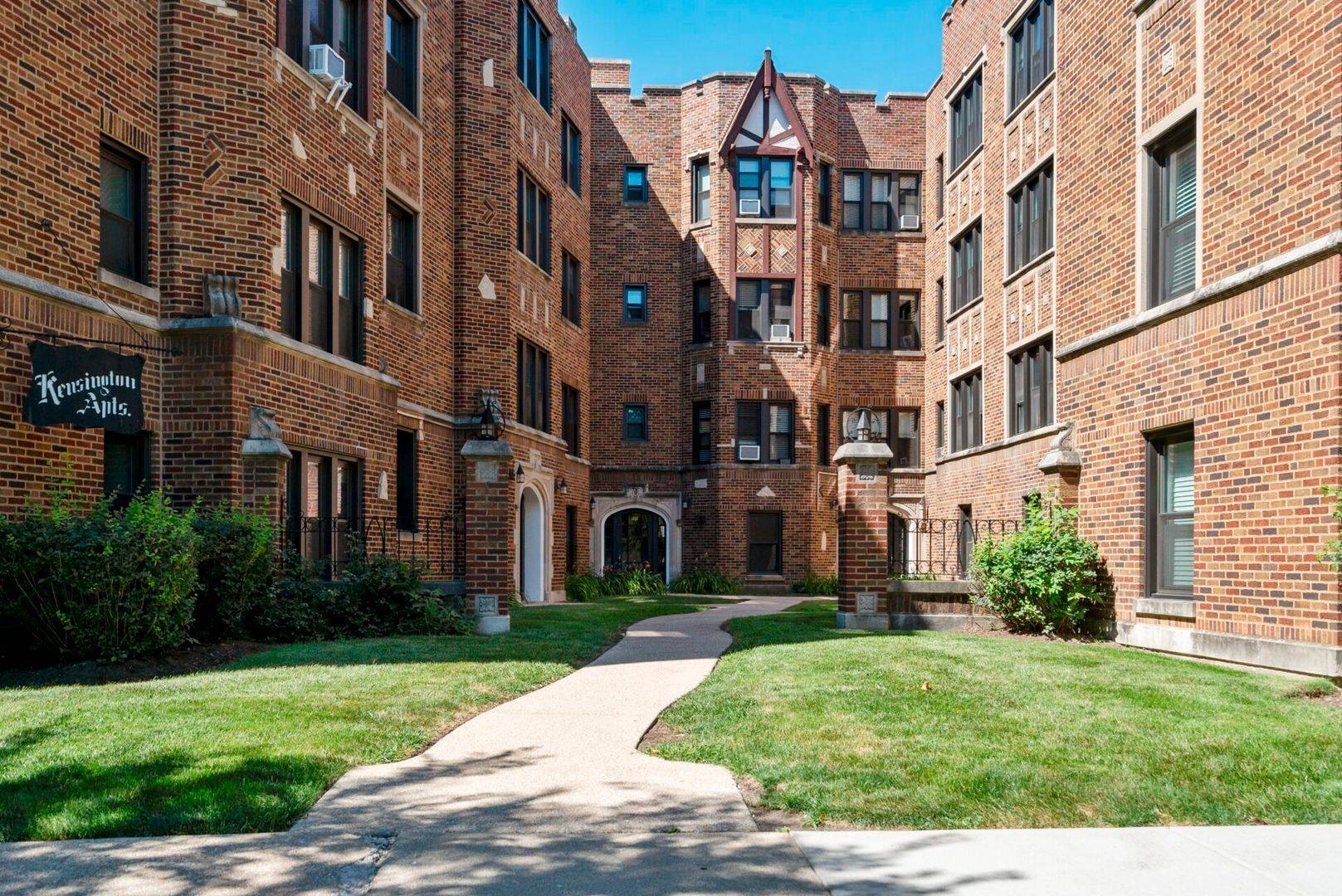 La Grange, IL 60525,323 W Calendar AVE #3G