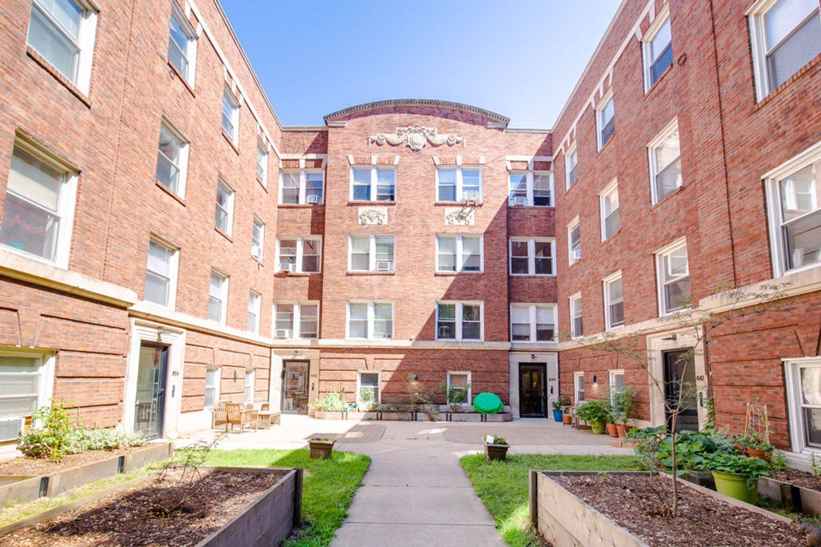 Chicago, IL 60615,840 E 53rd ST #2