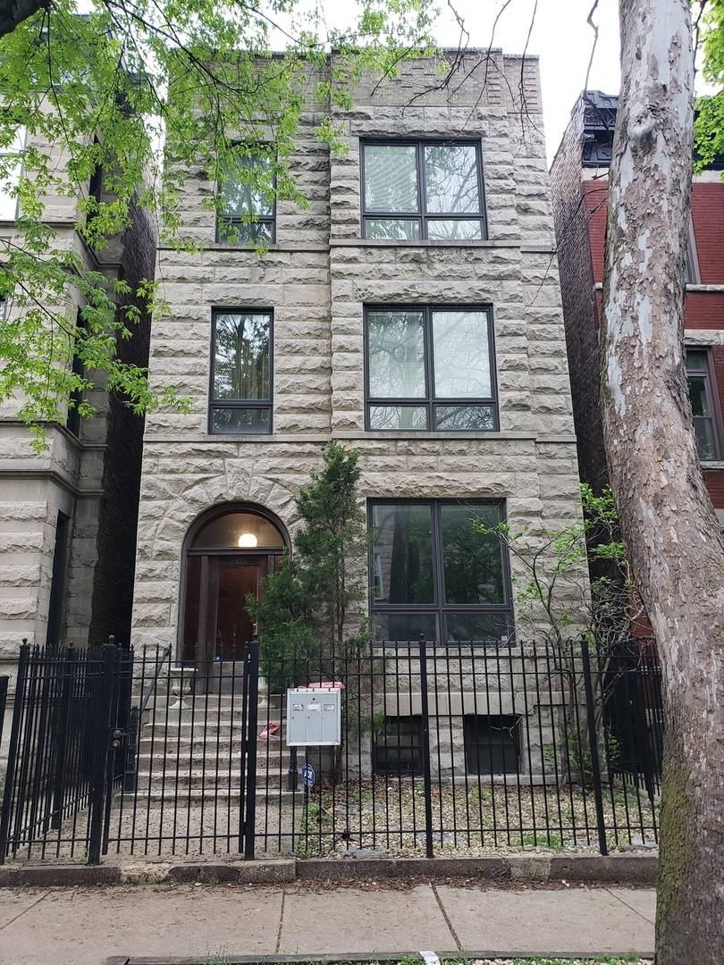 Chicago, IL 60657,902 W Newport AVE #1