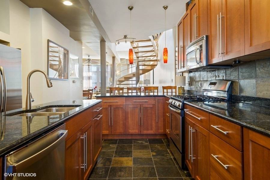 Chicago, IL 60657,902 W Newport AVE #2