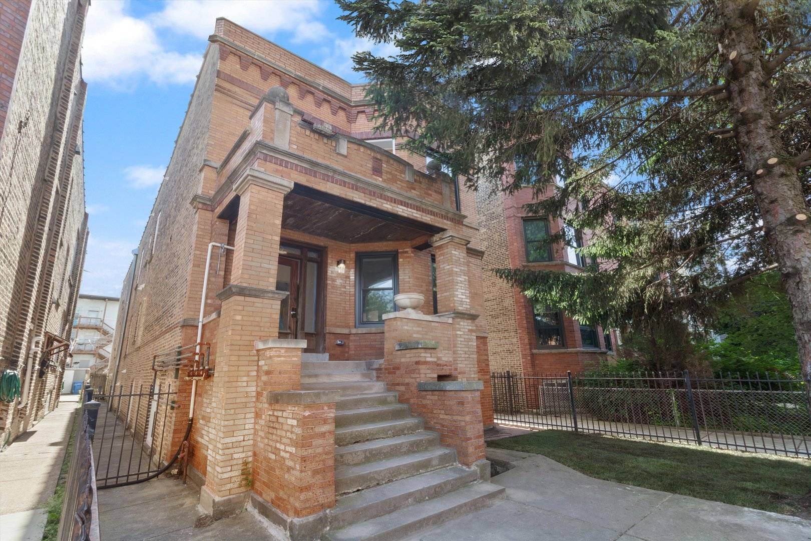 Chicago, IL 60622,839 N Rockwell ST #2R